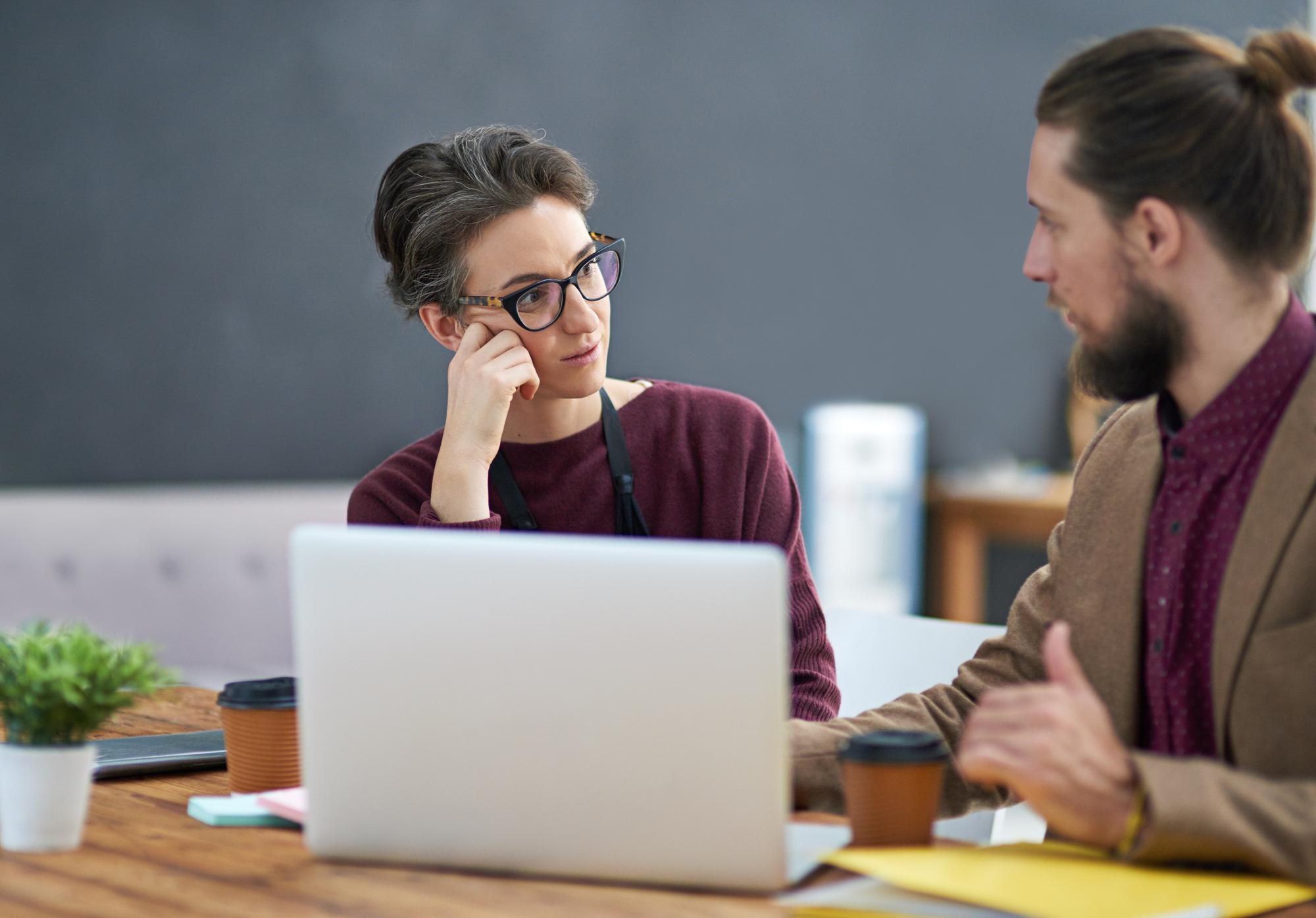two colleague having a serious conversation at work